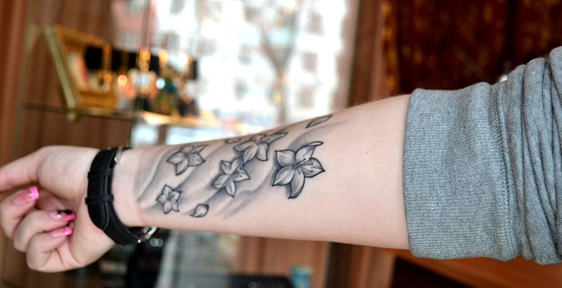 Татуировка цветы на руке
